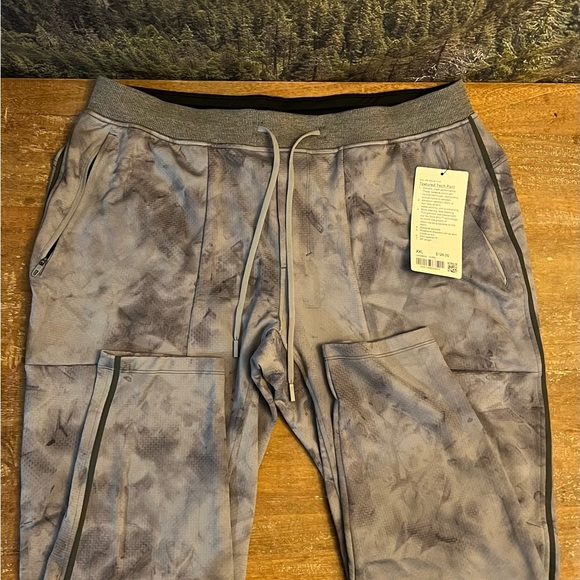 Lululemon Textured Tech Pant - Picture 1 of 5